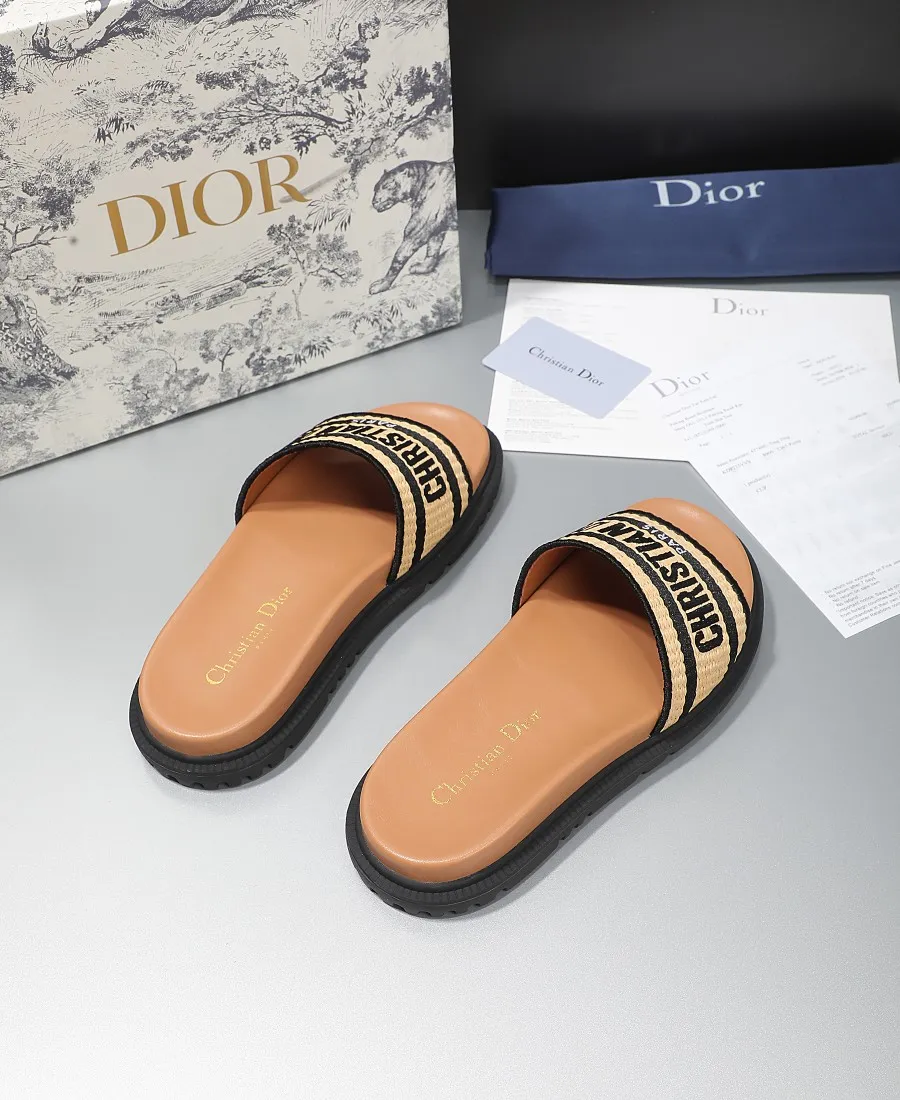 💕💕Factory direct selling price p360💕💕 Dior flat slippers, straw sugar upper with electric embroidery weaving, embroidered letters, and sheepskin lining. TPU outsole, code number: 35-42